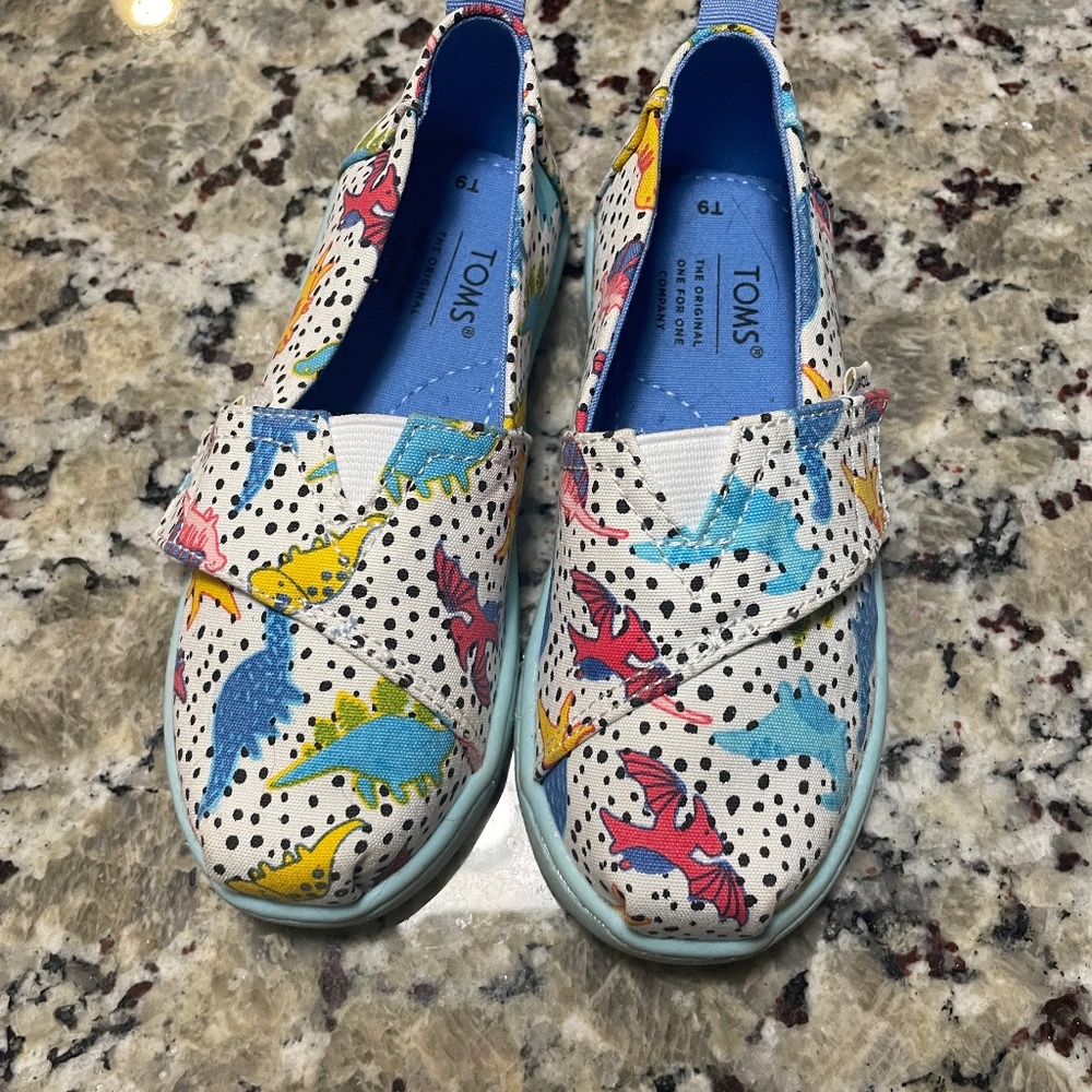 Kids dinosaur Tom’s